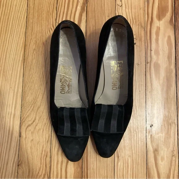 Vintage Ferragamo Black Suede and Grosgrain Pumps Dark Academia Perfection 8 AA - Picture 4 of 9
